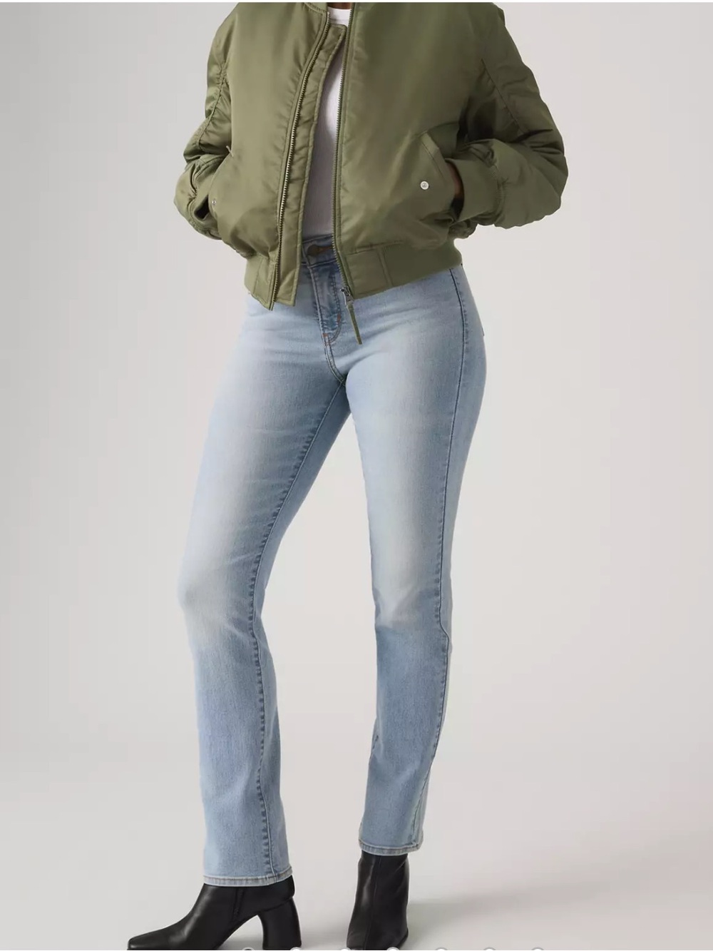 Levi’s 314 Shaping Straight Light Wash Stretch Jeans Size 28